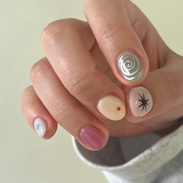 Y2K handgeschilderde pers op nagels: kleurrijke nep-acrylgelnagels