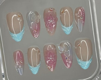 Floral Press On Nails: unhas de gel pintadas à mão em rosa e azul