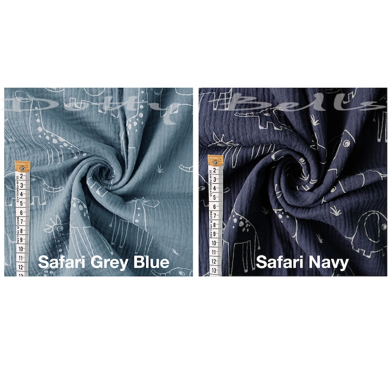 Pode incluir: Duas amostras de tecido com um design de estampa de animais branco. O tecido &agrave; esquerda &eacute; azul claro e o tecido &agrave; direita &eacute; azul escuro. As amostras de tecido s&atilde;o rotuladas como "Safari Cinza Azul" e "Safari Marinho".