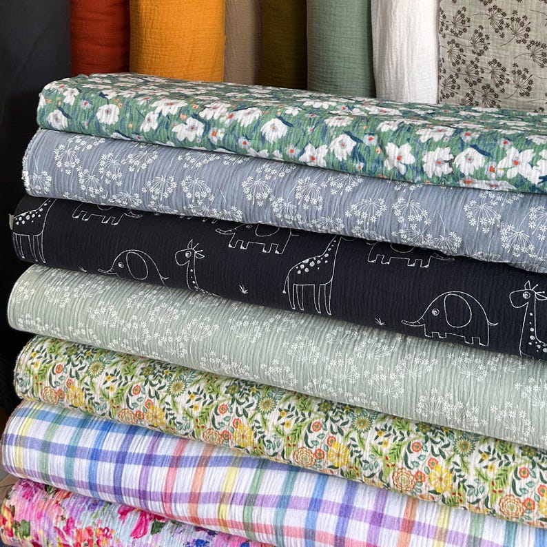 Pode incluir: Um conjunto de amostras de tecido com padr&otilde;es diferentes. Os tecidos s&atilde;o macios e texturizados, e apresentam uma variedade de cores e designs, incluindo verde, azul, preto, branco e amarelo. Os tecidos s&atilde;o perfeitos para artesanato, costura e acolchoado.
