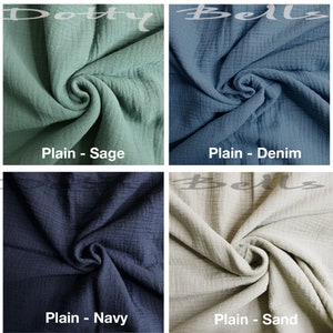 Pode incluir: Quatro amostras de tecido em diferentes cores: verde s&aacute;lvia, azul denim, azul marinho e areia. Cada amostra &eacute; dobrada e mostra a textura do tecido. O texto "Plain - Sage", "Plain - Denim", "Plain - Navy" e "Plain - Sand" est&aacute; impresso abaixo de cada amostra.