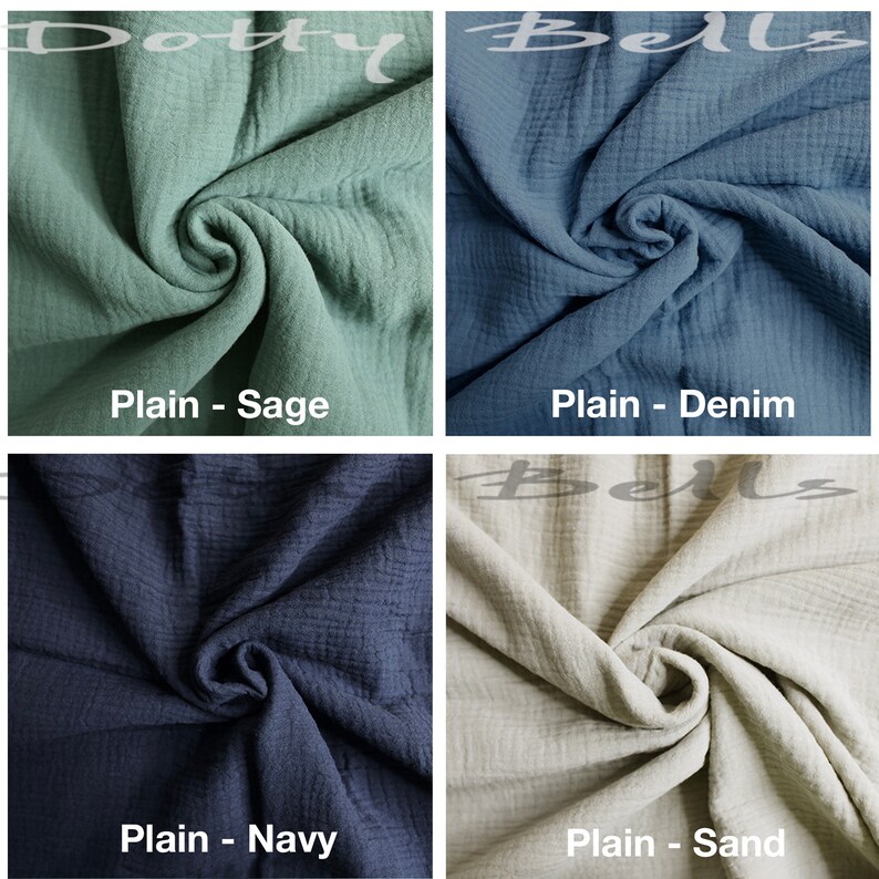 Pode incluir: Quatro amostras de tecido em diferentes cores: verde s&aacute;lvia, azul denim, azul marinho e areia. Cada amostra &eacute; dobrada e mostra a textura do tecido. O texto "Plain - Sage", "Plain - Denim", "Plain - Navy" e "Plain - Sand" est&aacute; impresso abaixo de cada amostra.