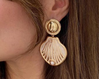 Pendientes grandes de concha marina bañados en oro de 14 quilates, joyas de concha marina de verano, pendientes vintage extragrandes de mar, pendientes bohemios para el verano.