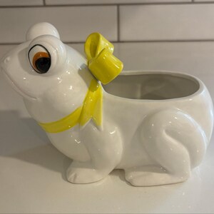Maceta vintage de cerámica Norcrest Japan con forma de rana blanca y cinta amarilla. LEA LA DESCRIPCIÓN.