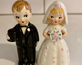 Salero y pimentero vintage Lefton Japan con diseño de novios. LEA LA DESCRIPCIÓN.