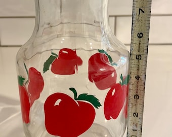 Jarra de jugo de manzana roja vintage