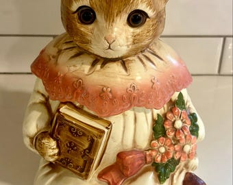 Tarro de cerámica vintage para galletas con forma de gata Emily, que contiene un libro y flores, fabricado en Japón.