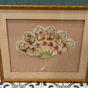 Éventail en papier vintage encadré « Un cadeau d'amour » avec un motif floral victorien et un passe-partout rose