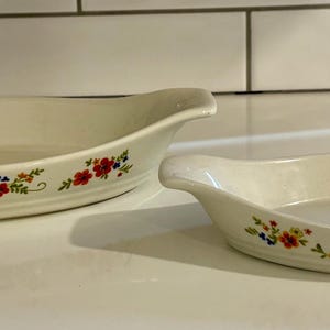 Paar Sweet Flowers Bake Serve N Store steengoed souffleschotels uit 1980 gemaakt in Japan