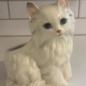 Statuetta vintage in ceramica bianca a forma di gattino, ideale come vaso per piante.