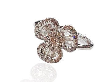 White Gold Ring in the shape of a Clover, 1.87 grams of 18k gold, 3 brilliants totaling 0.27 carats and 0.07 carats of baggets, Gold Ring