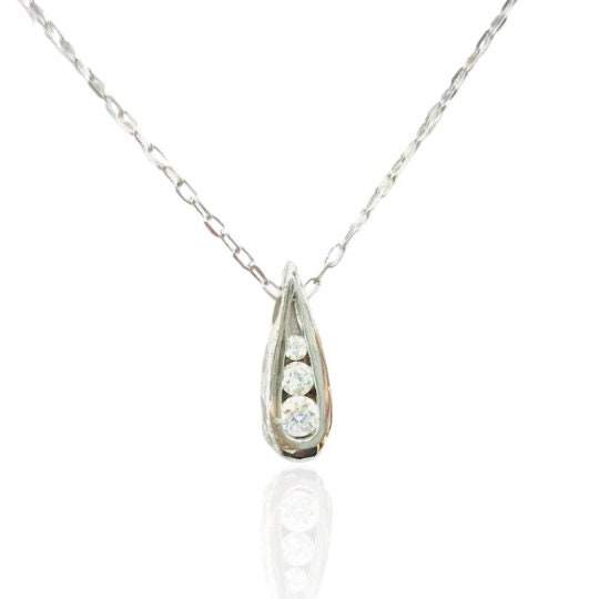 PENDANT with chain in 18 carat white gold, 3 diamonds of 0.10 cts
