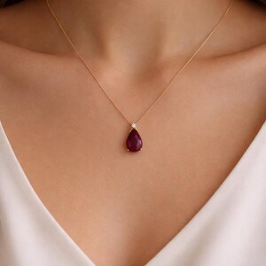 KETTE und ANHÄNGER (wählen Sie zwischen Smaragd, Saphir und Rubin) mit Brillant und 18 Karat Gelbgold, Kette und Anhänger in Gelbgold