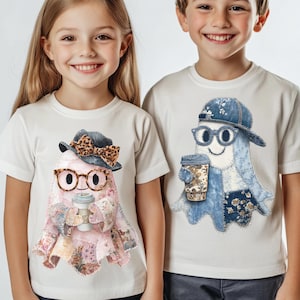 Op de afbeelding: Twee kinderen dragen witte t-shirts met spookafbeeldingen. Eén spook draagt een hoed, een bril en houdt een koffiekopje vast. Het andere spook draagt een denim pet, een bril en houdt een koffiekopje vast. De spookafbeeldingen zijn in patchwork-stijl.
