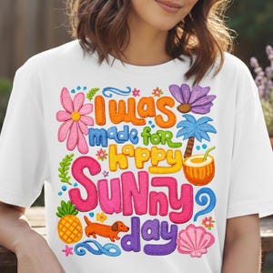 Puede incluir: Una taza de cerámica blanca con un asa negra y el texto "But First, Coffee" en un estilo manuscrito. La taza está sobre una superficie blanca. La taza mide aproximadamente 10 cm de alto.