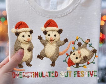 Paquete de imágenes PNG de zarigüeyas hiperactivas pero festivas, zarigüeya navideña divertida, sublimación de Merry Crisis, descarga digital