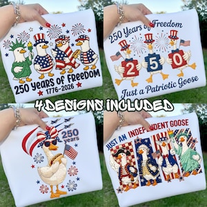 Può includere: Quattro magliette bianche con disegni di oche patriottiche. Ogni maglietta presenta un design diverso con oche vestite con abiti a tema americano, che tengono bandiere e celebrano il 250° anniversario della libertà. Il testo include "250 Years of Freedom" e "Just a Patriotic Goose."
