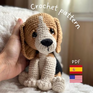 Puede incluir: Patrón de crochet PDF para un amigurumi de perro Beagle. El patrón está disponible en español e inglés. El amigurumi es marrón, blanco y negro.