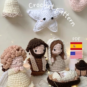 Puede incluir: Adornos navideños de ganchillo hechos a mano, que incluyen una estrella, una campana, un corazón, un ángel y figuras del pesebre. Los adornos son en tonos blancos, marrones y rosas, con el texto "Crochet pattern" visible.