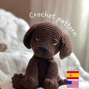 Puede incluir: Patrón de crochet PDF para un juguete de perro de crochet marrón. El patrón está disponible en inglés y español.