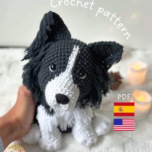 Könnte beinhalten: Ein gehäkelter Border Collie-Hund aus schwarzem und weißem Garn. Der Hund hat ein weißes Gesicht und weiße Pfoten, mit schwarzen Ohren und einer schwarzen Nase. Der Text "Crochet pattern" steht über dem Hund. Das Bild enthält auch den Text "PDF" und Flaggen.