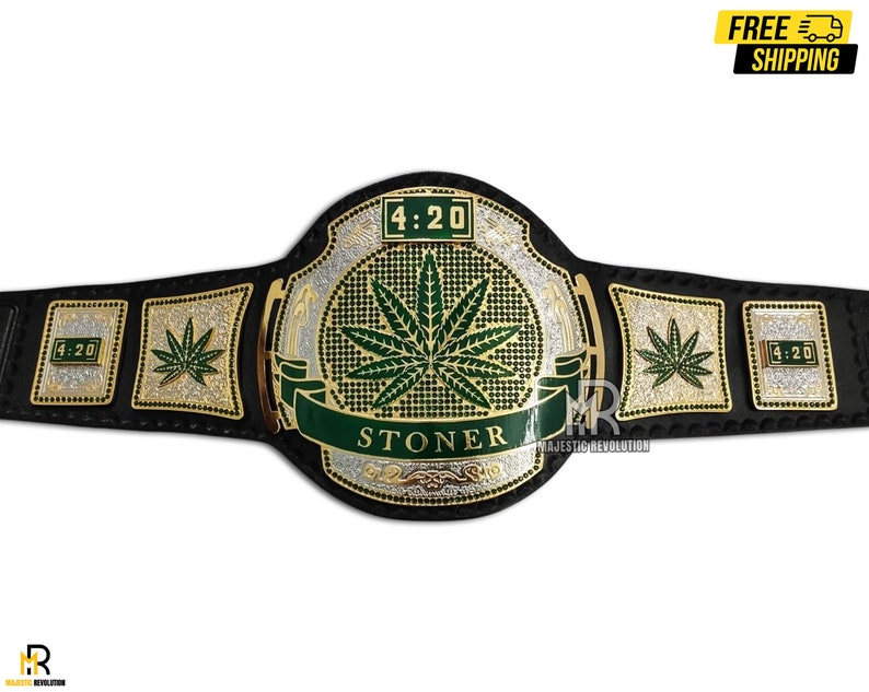 Pode incluir: Um cintur&atilde;o de campeonato preto e dourado com um design de folha de maconha verde. O cinto apresenta as palavras "Stoner" e "4:20" na frente.