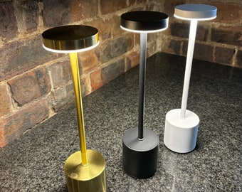 Lámpara de mesa LED inalámbrica e impermeable para uso en interiores o exteriores: recargable, con función de atenuación y 3 tonos de luz diferentes.
