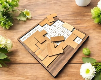 2 puzzle in uno - Gioco di puzzle di date in legno - 2 livelli di difficoltà - Cambia la data ogni giorno - Regalo unico per scrivania in legno - Rompicapo rompicapo