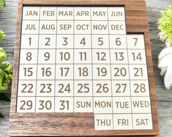 Puzzle giornaliero in legno con data – Rompicapo personalizzato inciso – Organizzatore da scrivania in modalità difficile o facile