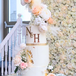 Adornos para tarta con iniciales, adornos para tarta de boda con iniciales estilo serif, adorno para tarta de boda con monograma, adorno personalizado en dorado y plateado.