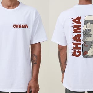 Op de afbeelding: Wit T-shirt met een rode "CHAMA"-print aan de voorkant en een rode "CHAMA"-print met een cartoon-illustratie van een stenen hoofd aan de achterkant.