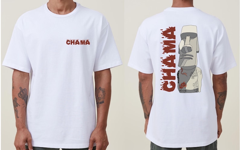 Op de afbeelding: Wit T-shirt met een rode "CHAMA"-print aan de voorkant en een rode "CHAMA"-print met een cartoon-illustratie van een stenen hoofd aan de achterkant.