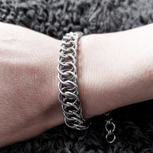 Halbpersisches Kettenarmband im Kettenhemd-Stil | Verstellbar | Edelstahl | Silberfarben | Handgefertigt