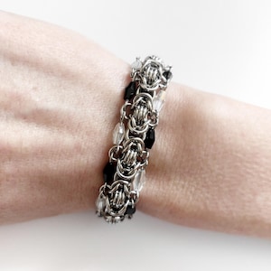 Kettenhemd- und Perlenarmband | Einstellbar | Edelstahl | Silberfarbe | Handgefertigt