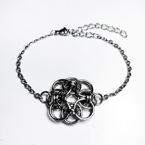 Feines Blumenarmband aus Kette und keltischem Kettenhemd | Verstellbar | Edelstahl | Silberfarben | Handgefertigt