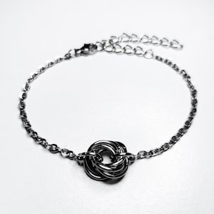 Feines Blumenarmband aus Möbiuskette und Kettengeflecht | Einstellbar | Edelstahl | Silberfarbe | Handgefertigt