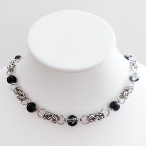 Chainmail choker necklace with glass pearls | Adjustable | Stainless steel | Silver-colored | Handmade