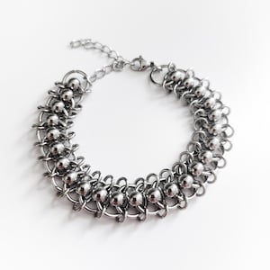 Kettenhemd- und Perlenarmband | Einstellbar | Edelstahl | Silberfarbe | Handgefertigt