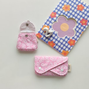 Floral Geldbörse Set & AirPods Hülle - Handgemacht, Pink Floral, Geschenk für Sie, Schlüsselanhänger, Stilvolle Accessoires, Muttertagsgeschenk