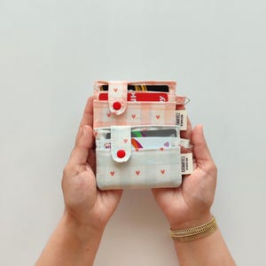 Handgemachter Kartenhalter mit Druckknopfverschluss und Schlüsselanhänger – kompakte, vegane & süße Geldbörse für Karten, Geschenk für Sie oder die Freundin