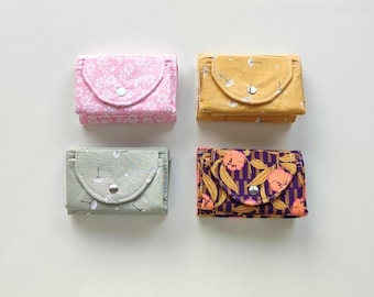Portafoglio bifold in cotone floreale fatto a mano - Porta carte minimalista con bottone a pressione