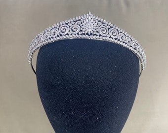 Tiara nuziale di alta qualità. Tiara in argento con placcatura premium in zirconio in oro bianco 24 carati. Corona nuziale.