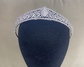 Diadème de mariage de haute qualité. Diadème en argent avec placage premium de zirconium en or blanc 24 carats. Couronne de mariée. Kokochnik nuptiale