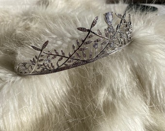 Tiara nuziale in argento di alta qualità con placcatura premium in zirconio in oro bianco 24 carati. Corona nuziale.