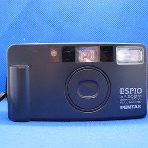Op de afbeelding: Een zwarte Pentax Espio AF Zoom 35mm-70mm full macro camera met een ingebouwde flitser.