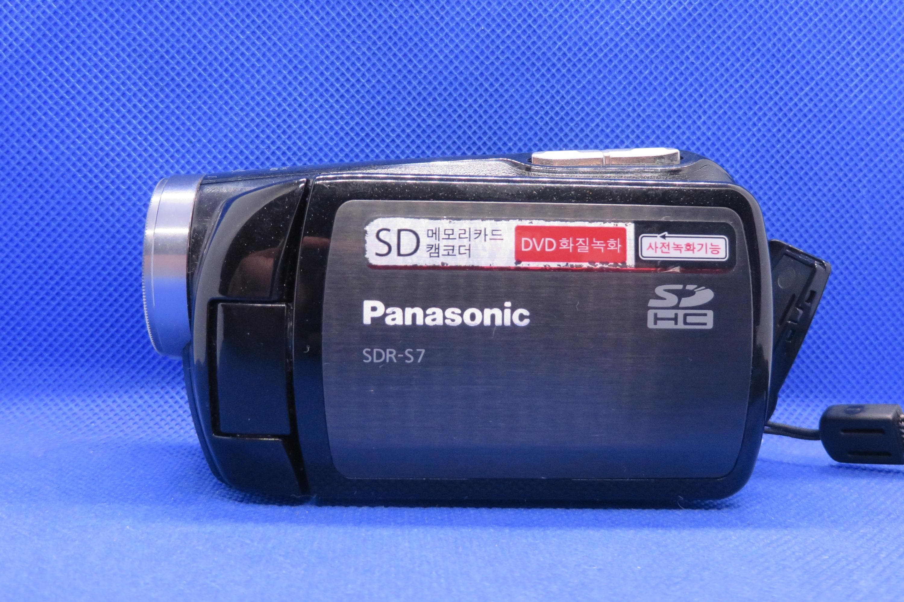 Panasonic SDR-S7 コンパクト　ビデオカメラ バッテリー付き Panasonic SDR-S7 コンパクトカメラ ビデオカメラ バッテリー