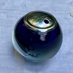 Vintage Feuerzeug mit Weltkarte aus blauem Glas