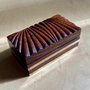 boite à bijoux en bois sculptée main