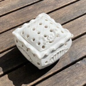 Bonbonnière ancienne en porcelaine blanche avec dorure