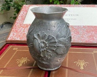 Vase art nouveau en étain repoussé Français à décor floral coquelicots signé